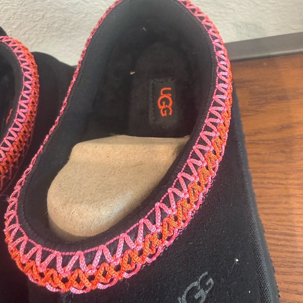 NWT UGG Kids Size 6 Women’s Size 7 Black and Pink Booty Slippers - Picture 3 of 7